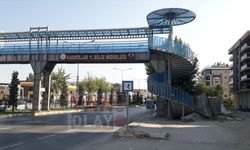 Van’da duyarsızlığın geldiği son nokta! Üst geçit çöplüğe döndü
