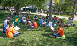 Farkındalık oluşturmak amacıyla parkta kitap okudular