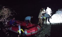 Baraj kapaklarının açılmasıyla 2 kişi nehirde mahsur kaldı
