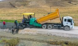 Türkiye’nin En Soğuk İlçesinde 13 Kilometrelik Beton Yol Çalışması Sürüyor