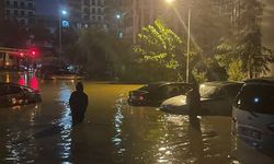 İstanbul'un bazı bölgelerinde sağanak yağış su baskınına neden oldu