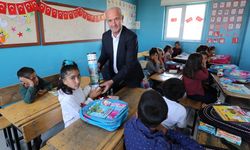Öğrencilerin okul hediyesi Başkan Akman’dan