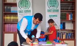 Umut Kervanı Erciş’te öğrencilerin kırtasiye ihtiyacını karşıladı