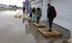 Van’da sağanak yağmur Etkili oldu! Ev ve İş yerlerini Su Bastı