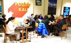 Ağrı'nın döneri yurt öğrencilerine ikram edildi