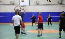 Stres atmak için öğretmenler voleybol oynayarak ter döktü