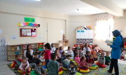 Vali Koç ve eşi, miniklere masal okudu