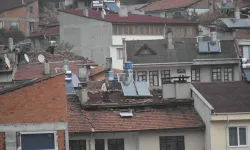 Çatıda korkusuzca yürüyen adam kameralara yansıdı