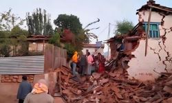 Nepal'de 5,6 büyüklüğünde deprem! Yüzden fazla ölü