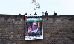 Tarihi Bitlis Kalesi'ne Ebu Ubeyde'nin dev posteri asıldı