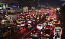 İstanbul'da sağanak yağış nedeniyle trafik yoğunluğu yüzde 90'a çıktı