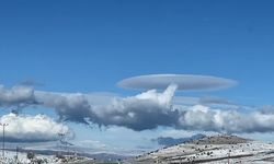 Van yolunda UFO'ya benzeyen bulut görüntülendi