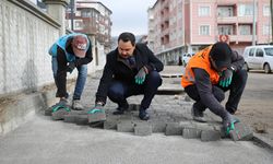 Muradiye'de yol ve kaldırım çalışması sürüyor