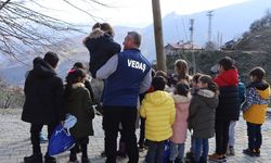 VEDAŞ Bitlis'te öğrencilere bot ve mont dağıttı