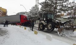 Kayganlaşan yolda ilerleyemeyen tır yolu kapattı