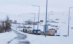 Van-Ağrı kara yolu 6 saat sonra ulaşıma açıldı