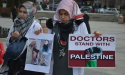 İsrail'in saldırını protesto eden doktorlar meydanlardaydı