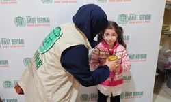 Tarsuslu küçük kız kumbarasını Gazze'ye bağışladı