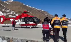 Başkale'de tedavi gören kadın helikopter ambulansla Van'a getirildi
