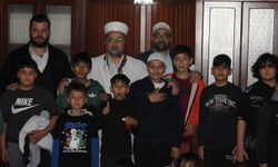 Adana'da çocuklara camiyi sevdirmek için  iftar programı düzenlenip çocuklara hediye veriliyor