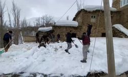 Bahçesaray'da vatandaşlar kar kütlelerini imece usulü temizliyor