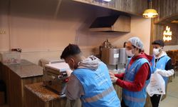 Elazığ'da gönüllü öğrenciler, fazla yemekleri ihtiyaç sahiplerine dağıtıyor