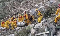 7.4 büyüklüğündeki depremde ölü sayısı 12'ye çıktı