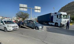 Van'da otomobil tırla çarpıştı: 1 ölü 2 yaralı