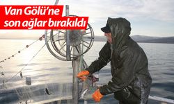 Vanlı balıkçılar sezonun son ağlarını göle bırakıyor