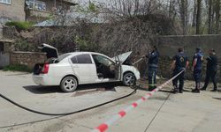 Van'da otomobil duvara çarptı: 3 yaralı