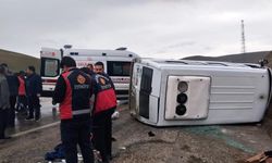 Van’da minibüs yan yattı: Yaralılar var