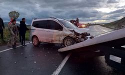 Ağrı'da iki araç çarpıştı, 5 kişi yaralandı