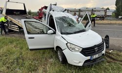 Ticari araç, trafik levhasına çarptı: 4 yaralı