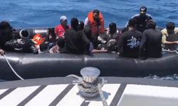 İzmir açıklarında lastik bottaki 40 düzensiz göçmen yakalandı