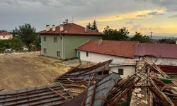 Ankara'da rüzgar, bazı ev ve ahırların  çatılarını uçurdu