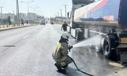 Mardin'de yakıt yüklü tankerin lastikleri alev aldı