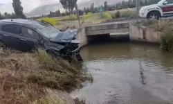 Araç sulama kanalına düştü, 5 kişi yaralandı