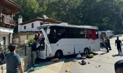 Tur otobüsü park halindeki araçlara çarptı: 1 çocuk öldü, 33 yaralı