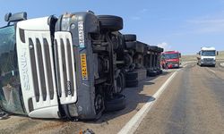 Van'da devrilen tırın sürücüsü yaralandı