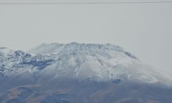 Van Gölü'nün kuzeyine mevsimin ilk karı yağdı