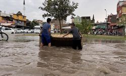 Adana'da sağanak ve şiddetli rüzgar hayatı olumsuz etkiledi