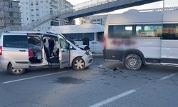 Öğrenci servisi ile otomobilin çarpıştığı kazada 6 kişi yaralandı!