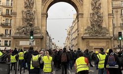 Sarı yelekliler Paris'te sokağa indi!