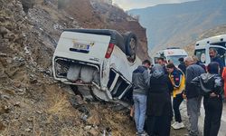 Hakkari'de minibüs takla attı! Çok sayıda yaralı...