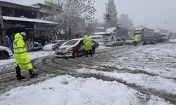 Kara yolu kar ve tipi nedeniyle ulaşıma kapandı