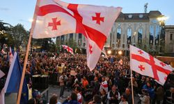 Gürcistan'da AB müzakarelerinin askıya alınması kararı sonucunu halk protesto etti