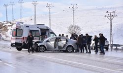 Van'da kar yağışı sonrası trafik kazası! Yaralılar var...