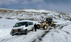 Van’da yoldan çıkan araçlar karda mahsur kaldı!