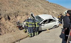 Otomobil yoldan çıkarak yan yattı: 1'i ağır 7 yaralı