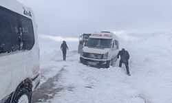 Van’da araçlar kar ve tipide mahsur kaldı!